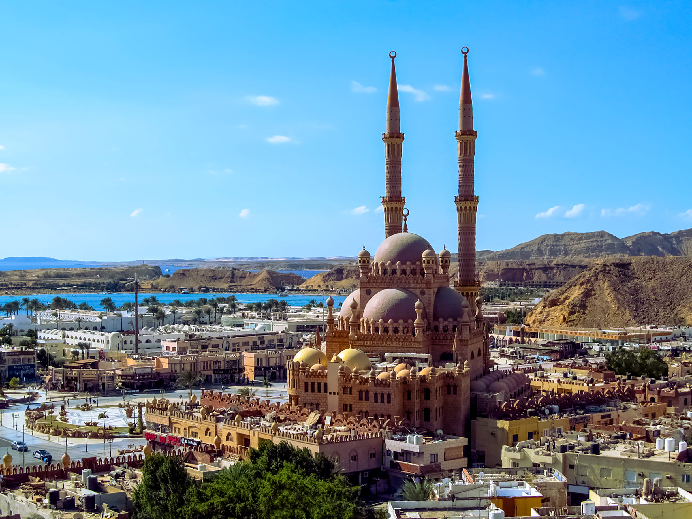 Blick auf die Altstadt, die Al Mustafa Moschee und das Rote Meer in Scharm El-Scheich