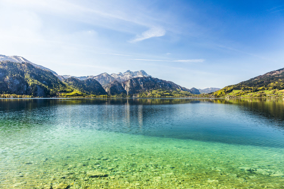 türkis-leuchtende Wasser des Attersees