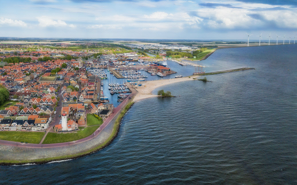 Luftaufnahme von Urk mit seinem Leuchtturm am Ijsselmeer