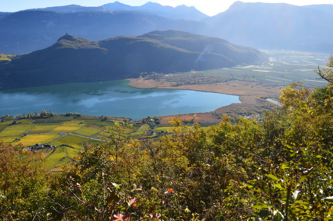 Blick auf den traumhaften Kalterer See in Südtirol