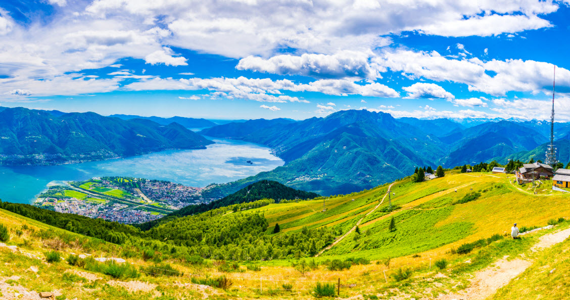 Luftaufnahme von Locarno am Lago Maggiore in der Schweiz