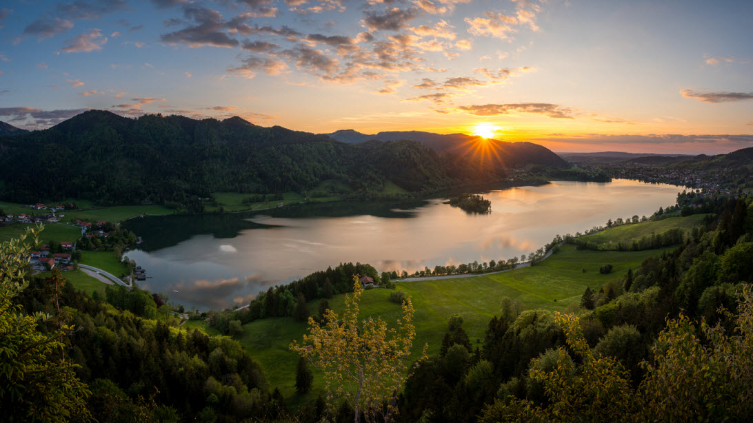 Schliersee in den bayerischen Alpen bei Sonnenuntergang