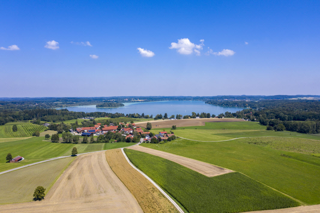 Blick aus der Ferne auf den Wörthsee in Oberbayern