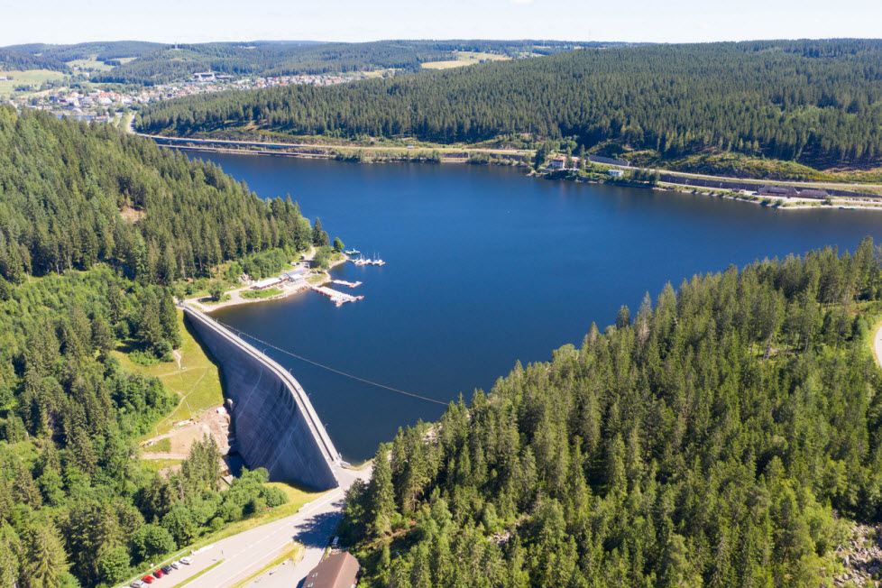 Blick auf die Staumauer des Wasserkraftwerks vom Schluchsee