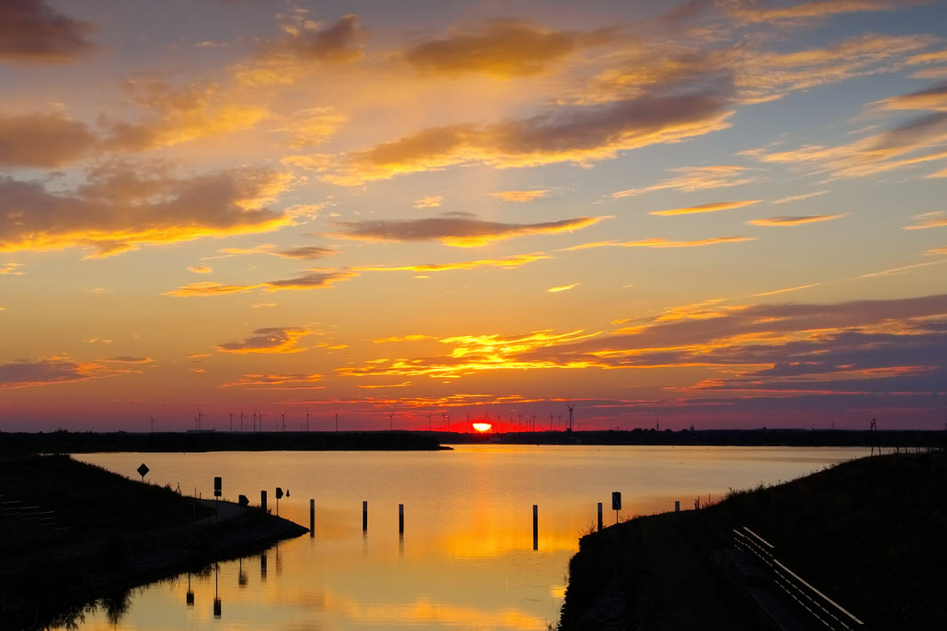 Sonnenuntergang über dem Senftenberger See in Brandenburg