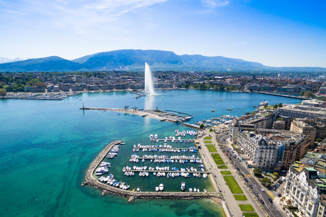 Luftaufnahme des Genfer Sees an der Stadt Genf in der Schweiz