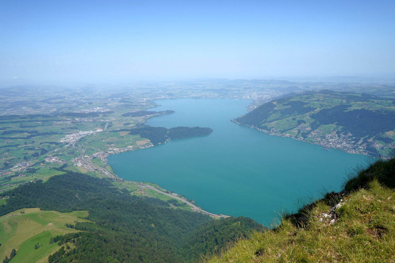 Blick auf den Zugersee in der Schweiz im Sommer