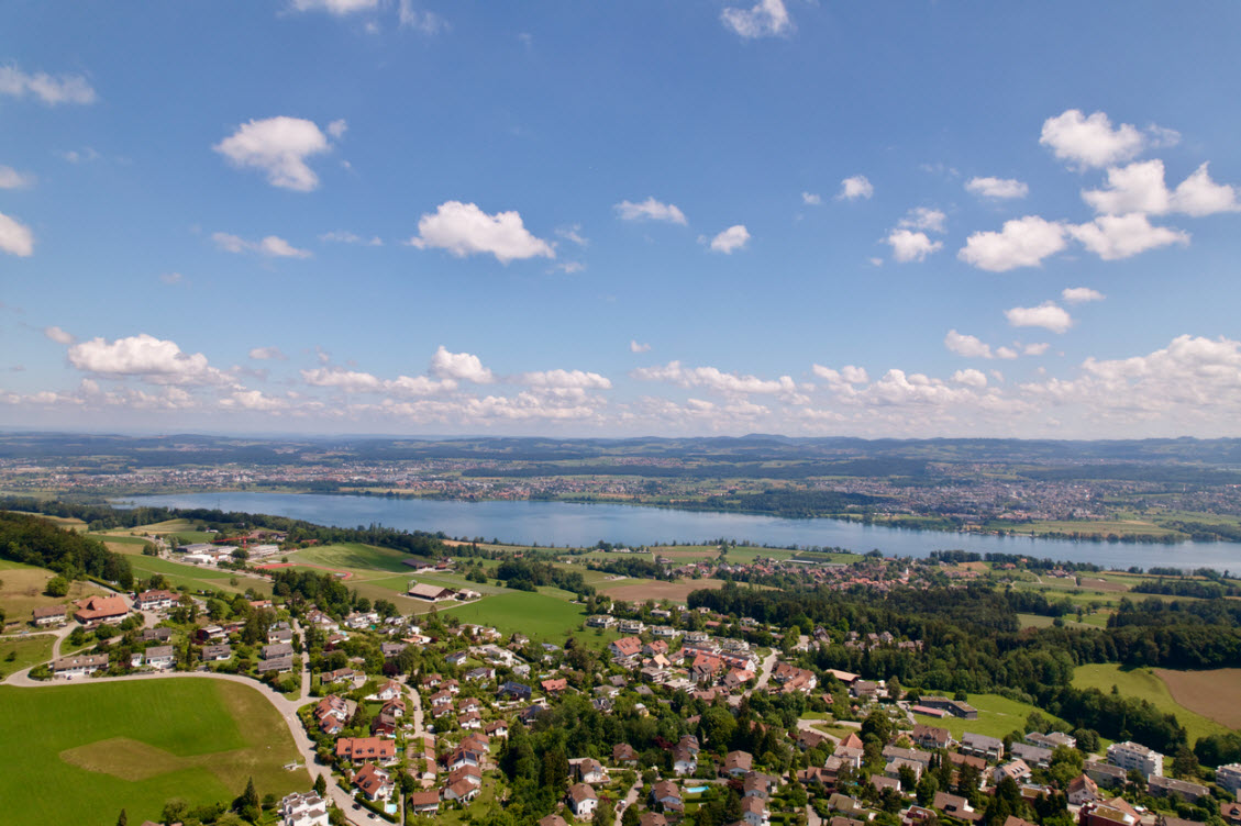 Luftaufnahme über dem Greifensee im Kanton Zürich