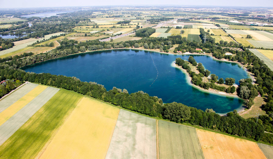 Blick auf den Feringasee in Bayern aus der Luft