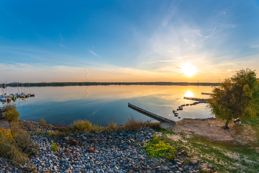 Blick auf den Markkleeberger See in Sachsen im Herbst