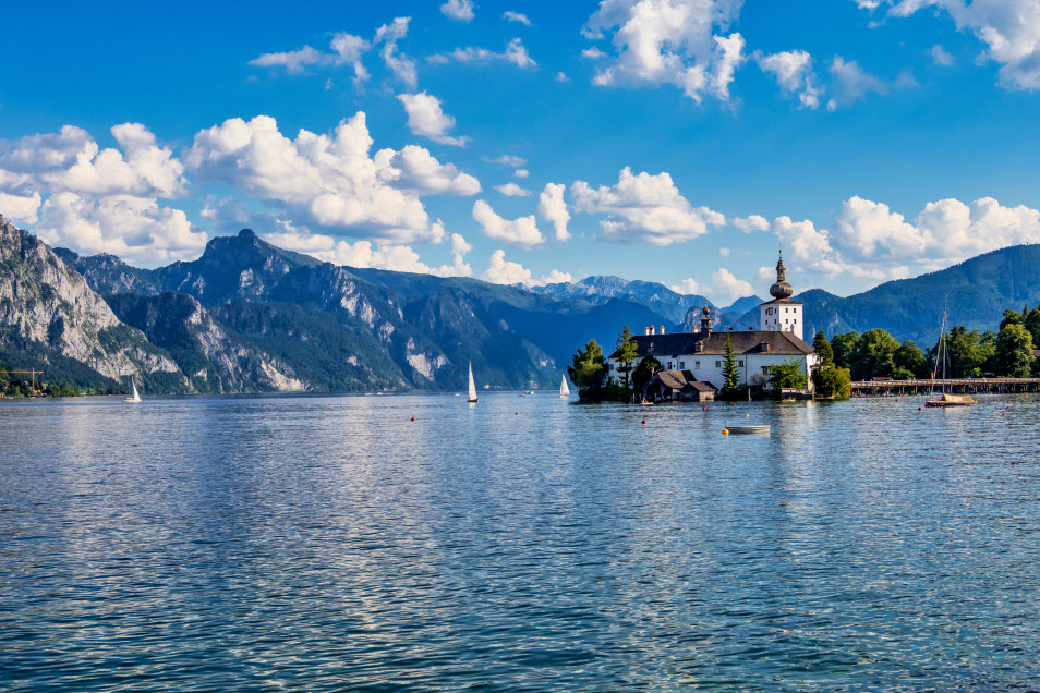 Blick auf Schloss Ort inmitten des Traunsees im oberösterreichischen Salzkammergut