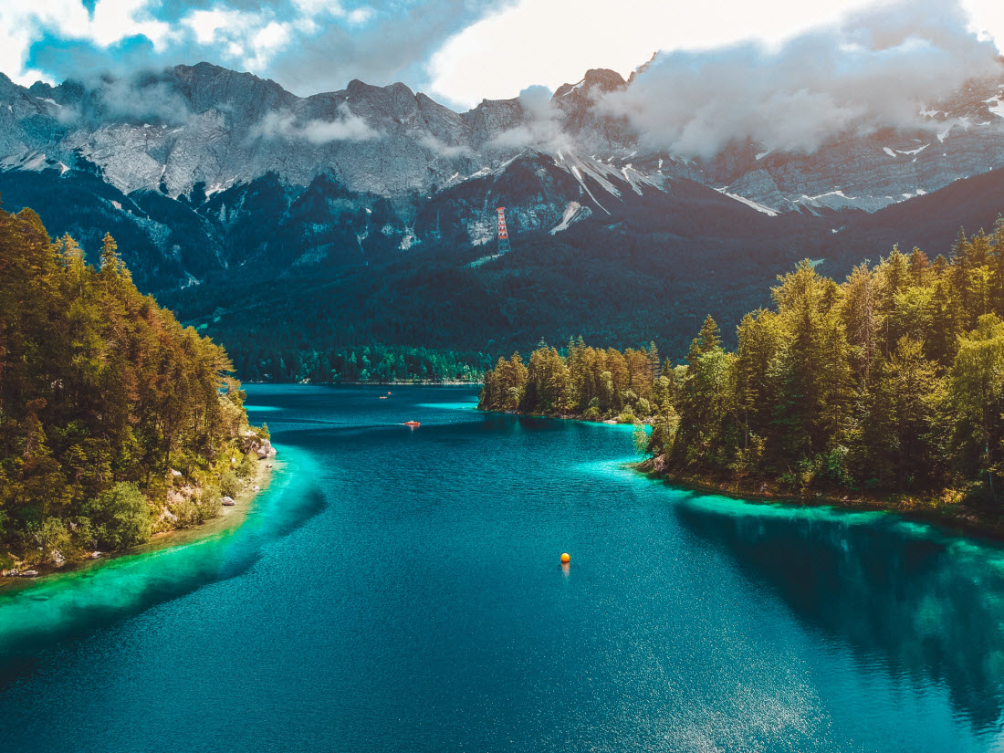 Blick auf den Eibsee in den bayerischen Alpen