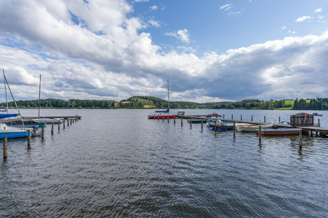 Blick vom Ufer auf den Untreusee im Sommer