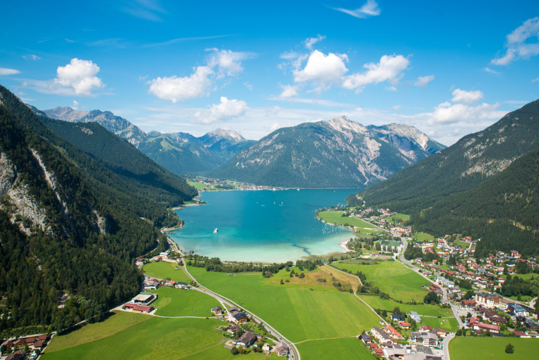 Blick auf den Achensee in Tirol aus der Vogelperspektive