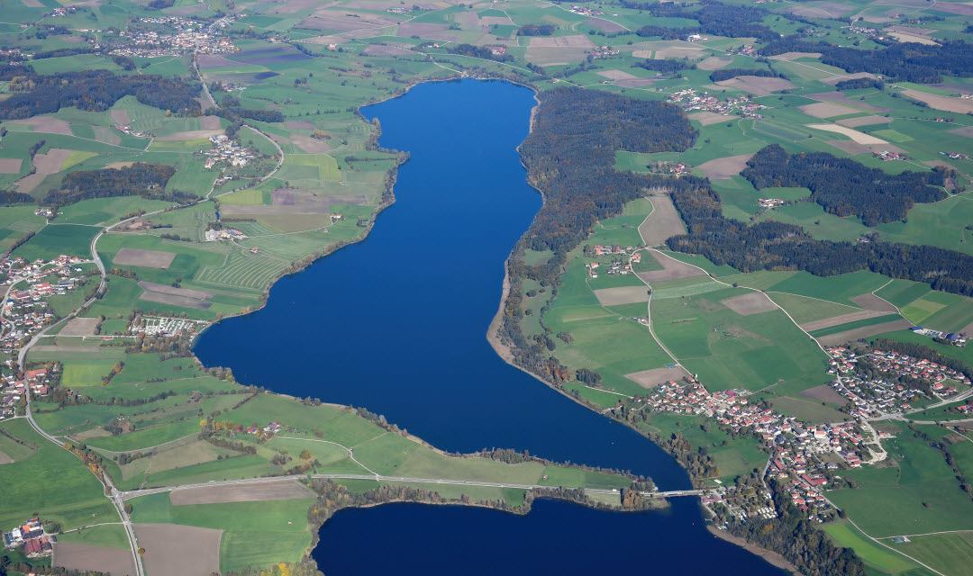Der Tachinger See von Süden aus der Luft gesehen