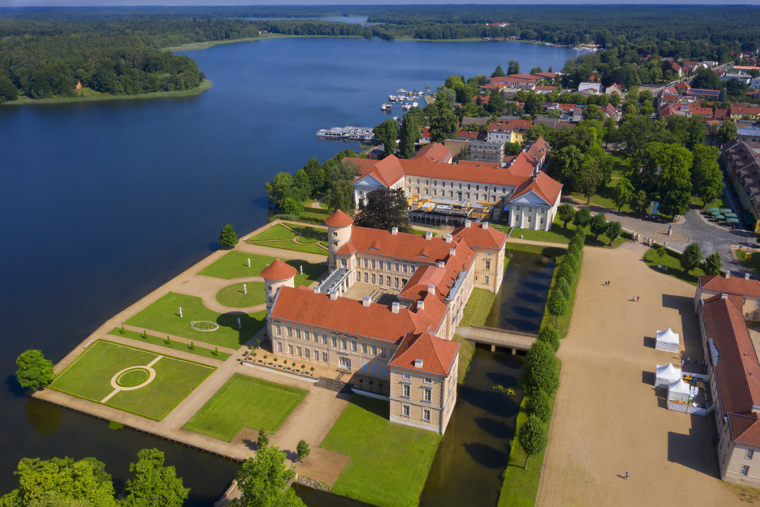 Schloss Rheinsberg am Grienericksee in Brandenburg