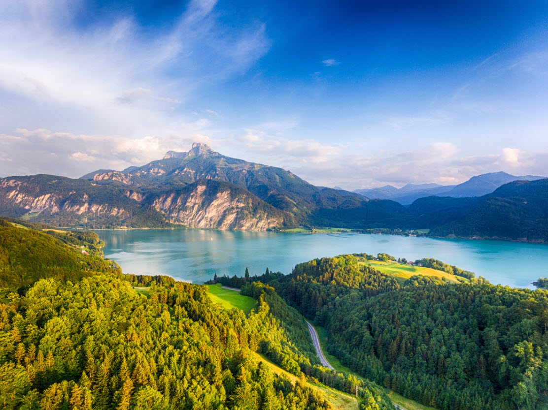 Blick auf den Mondsees und den Schafberg im Salzkammergut in Österreich